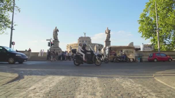 Πολυσύχναστο δρόμο κυκλοφορίας κοντά στο Castel Sant Angelo στην Ρώμη, αστικής ζωής, μεταφορά — Αρχείο Βίντεο