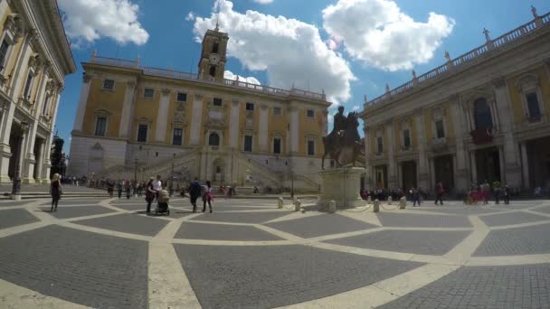 Estatua ecuestre en Piazza del Campidoglio en Roma, famoso lugar turístico — Vídeos de Stock