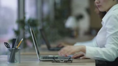 Etkin office çalışan iş dizüstü bilgisayarda başlar, mutlu gülümseyen kadın işini seviyor