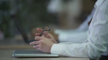 Ofiste dizüstü kullanarak proje üzerinde çalışan kendine güvenen başarılı genç bayan