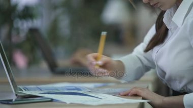 Profesyonel finansal analist notlar kağıtlara, raporda çalışan kadın yapma.