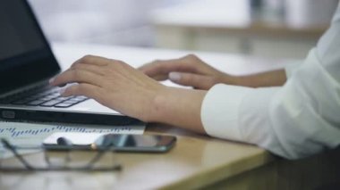 Eller üstünde laptop, tipik kadın office çalışanın e-belge içinde veri ekleme