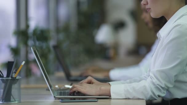 Dipendenti donne che lavorano su computer presso l'ufficio aziendale, digitando e-mail — Video Stock