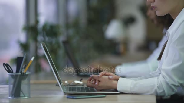 Sério funcionário do escritório do sexo feminino sentado com as mãos dobradas, cansado de trabalho chato — Vídeo de Stock