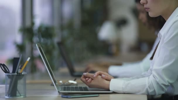 Ansvarig kvinnliga chef att sätta på glasögon, börjar arbeta på laptop på kontoret — Stockvideo