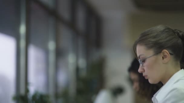 Focalizzato donna resistente allo stress segretaria digitando sul computer, lavoro sotto pressione — Video Stock