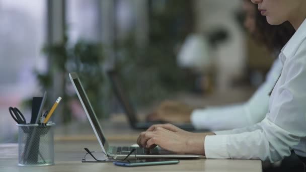 Effektivt kontor anställd slutar att skriva och stängande ned laptop, projekt görs — Stockvideo