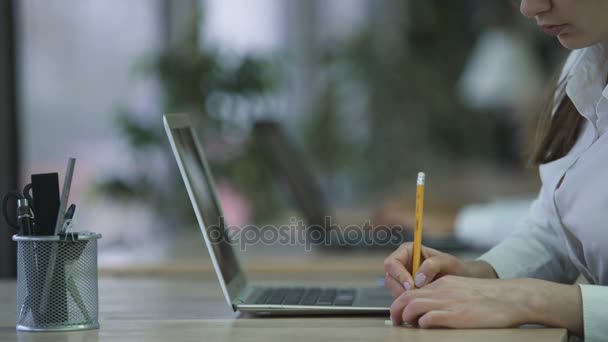 Mujer trabajando en el proyecto en la oficina, escribiendo ideas y notas en papel adhesivo — Vídeos de Stock