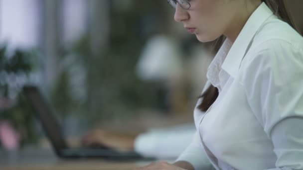 Il direttore femminile giovane sovraccarico di lavoro di carta, deve rispettare la scadenza stretta — Video Stock