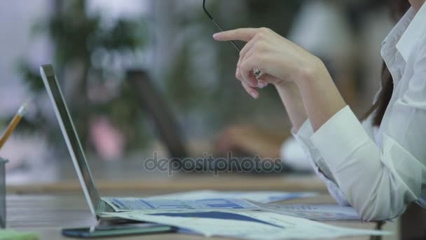 Mujer agotada gerente quitándose las gafas y frotándose los ojos, empleado sobrecargado de trabajo — Vídeos de Stock