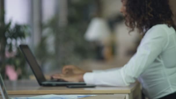 Biracial κυρία χαρακτηριστικός ηλεκτρονικό ταχυδρομείο σε φορητό υπολογιστή στο γραφείο, χρησιμοποιώντας τον υπολογιστή για την επικοινωνία — Αρχείο Βίντεο