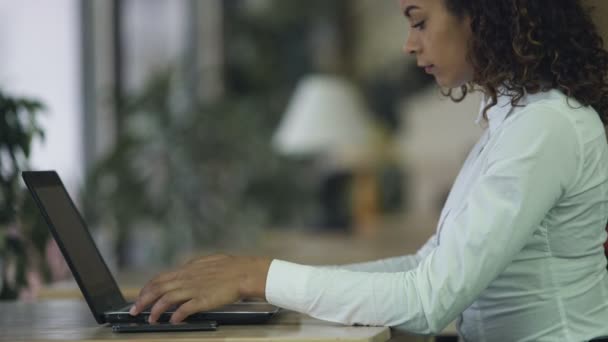 女人致力于笔记本电脑、 手机和文件在桌上，在公司办公室的气氛 — 图库视频影像