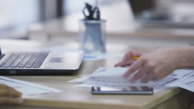 Belgeler, kontrol kadın takım lideri notlar diyagramlar üzerinde işbirliği yapma