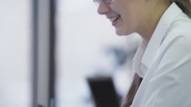 Gözlük takan ve istatistik meslektaşı ile tartışırken biracial kadın