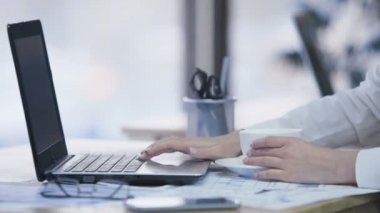 İş kadını çok çalışan kadın laptop e-posta denetimi ve kahve içiyorsun
