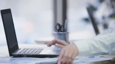 Laptop meşgul kadın çalışma ve yeni iletide smartphone, office kontrol