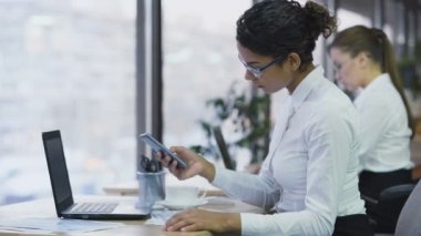 Biracial Yöneticisi arama istemci randevu iletişim
