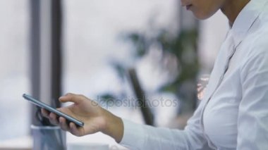Oldukça biracial kadın cep telefonunuzun söz istemci bir satın alma yapmak için ikna