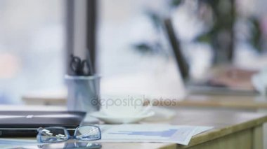 Dizüstü bilgisayarda çalışan office, fazla mesai, çalışkan erkek konsantre kadın