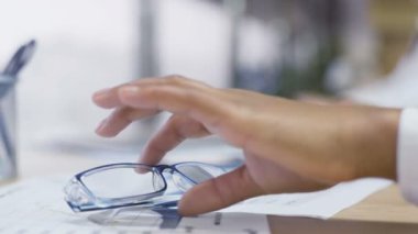 Giyen gözlük ve ofiste çalışan biracial iş kadını işyerinde