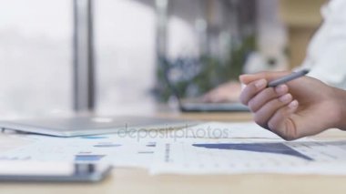 Meşgul iş kadını gözden raporları ve grafikler, seçim Genel Müdürlük