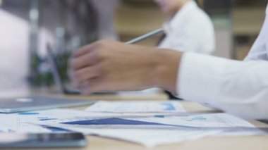 Ofiste, güzel kadın dizüstü bilgisayarda rapor yazarak çalışma iş adamları
