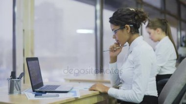 Güzel biracial kadın karşılaştırma mali çizelgeleri, zor çalışma erkek, ofis