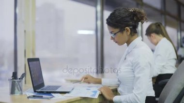 Projede çalışan ve Office telefonda konuşurken karışık yarış Sekreter