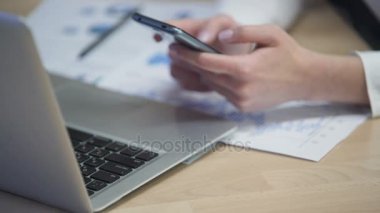 Kadın yöneticisi Office, on-line başvuru smartphone grafik görüntüleme