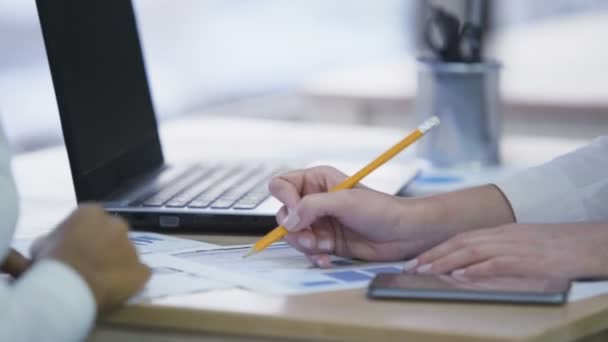 Zwei Frauen, die Notizen machen und Projekte besprechen, effektive Teamarbeit im Büro — Stockvideo