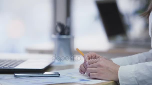 Ділова жінка тремтить руками з клієнтом в офісі, велика угода, співбесіда — стокове відео