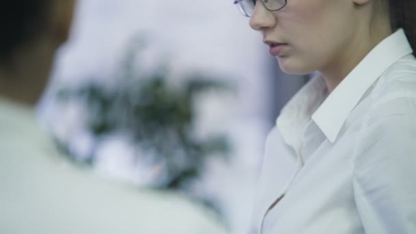 Arbetsförmedlingen, kvinnlig manager i glasögon prata med praktikant på kontoret — Stockvideo