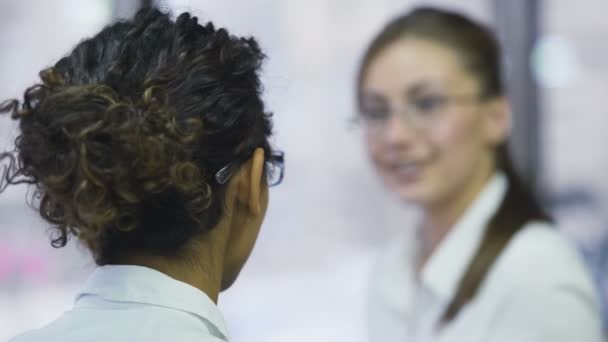 Mujeres colegas hablando en la oficina, conversación, gente de negocios en el trabajo — Vídeo de stock