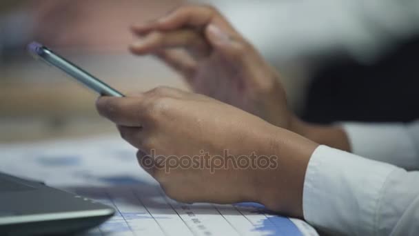 Kobieta ręce przewijania stron na smartphone, nowoczesne technologie, gadżety — Wideo stockowe