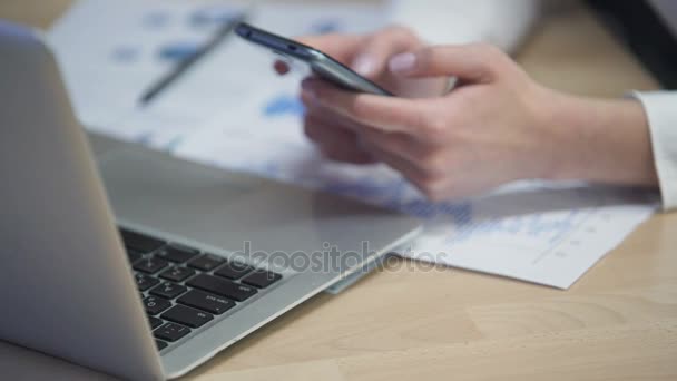 Менеджер-женщина просматривает графику на смартфоне в офисе, онлайн-приложении — стоковое видео