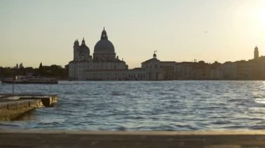 Saint Mary sağlık kilise kubbe Venedik manzarası alacakaranlıkta, tatil İtalya üzerinde