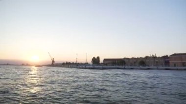 Çok sayıda ev Venedik, güneş aşağı, büyük kanal kıyısında denizden görüntülemek