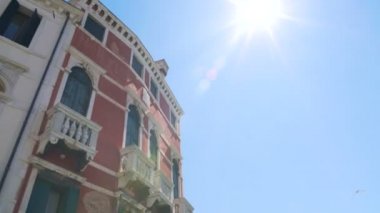 Parlak güneş eski Barok binalar üzerinde mavi gökyüzünde parlayan seyahat Venedik'e