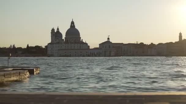 Βενετία αστικό τοπίο, το Campanile σήματα St και Αγίου Mary της εκκλησίας υγείας, Πανόραμα — Αρχείο Βίντεο