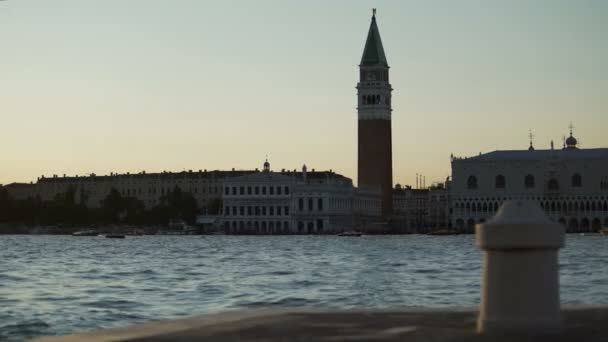 Igenkännbara landmärken i Venedig, berömda klocktornet och kupolen i gamla kyrkan — Stockvideo