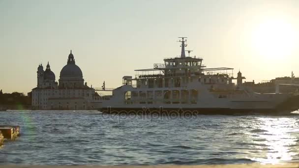 Bateaux de plaisance se déplaçant par les monuments de Venise au crépuscule, voyage touristique pour les touristes — Video