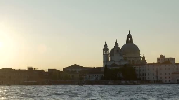 Вид из воды на купол церкви Салют, знаменитый символ Венеции, путешествие в Италию — стоковое видео