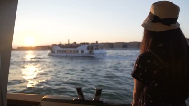 Hermosa turista viajando en taxi acuático, mirando el paisaje urbano al atardecer — Vídeos de Stock