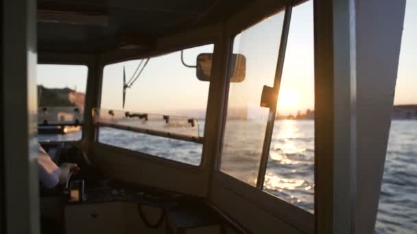 Capitán cambio de palanca, hombre conduciendo barco fluvial, servicios de transporte de agua — Vídeo de stock