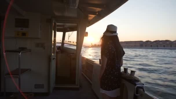 Turista donna solitaria in piedi a bordo della nave, che osserva Venezia dall'acqua — Video Stock