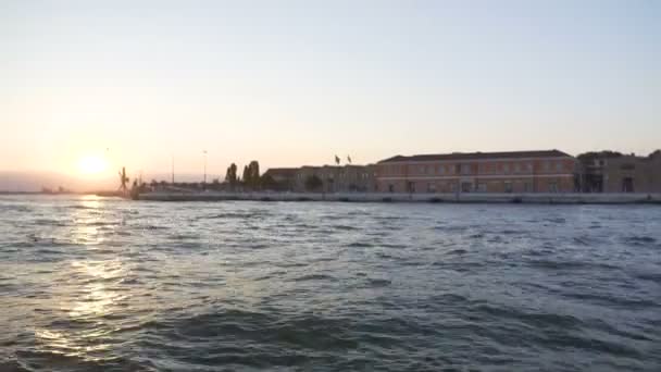 Vista de barco movendo-se ao longo do Grande Canal nas ruas e arquitetura de Veneza — Vídeo de Stock