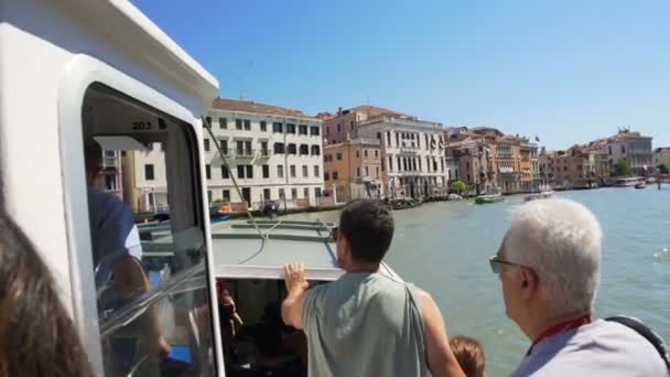 Turisty těší rekreační výlet kolem Benátek na palubě vaporetto vodní taxi — Stock video