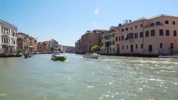 Давній архітектурі вулицях Венеції бачив від каналу, сонячного світла, що блискає на воді — стокове відео