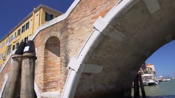 Vaporetto che si muove sotto il vecchio ponte pedonale sul canale di Venezia — Video Stock