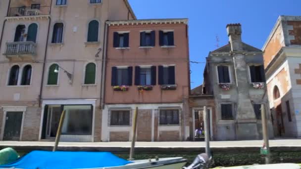 Beautiful elegant decay architecture of Venice, motorboats moored along street — Stock Video